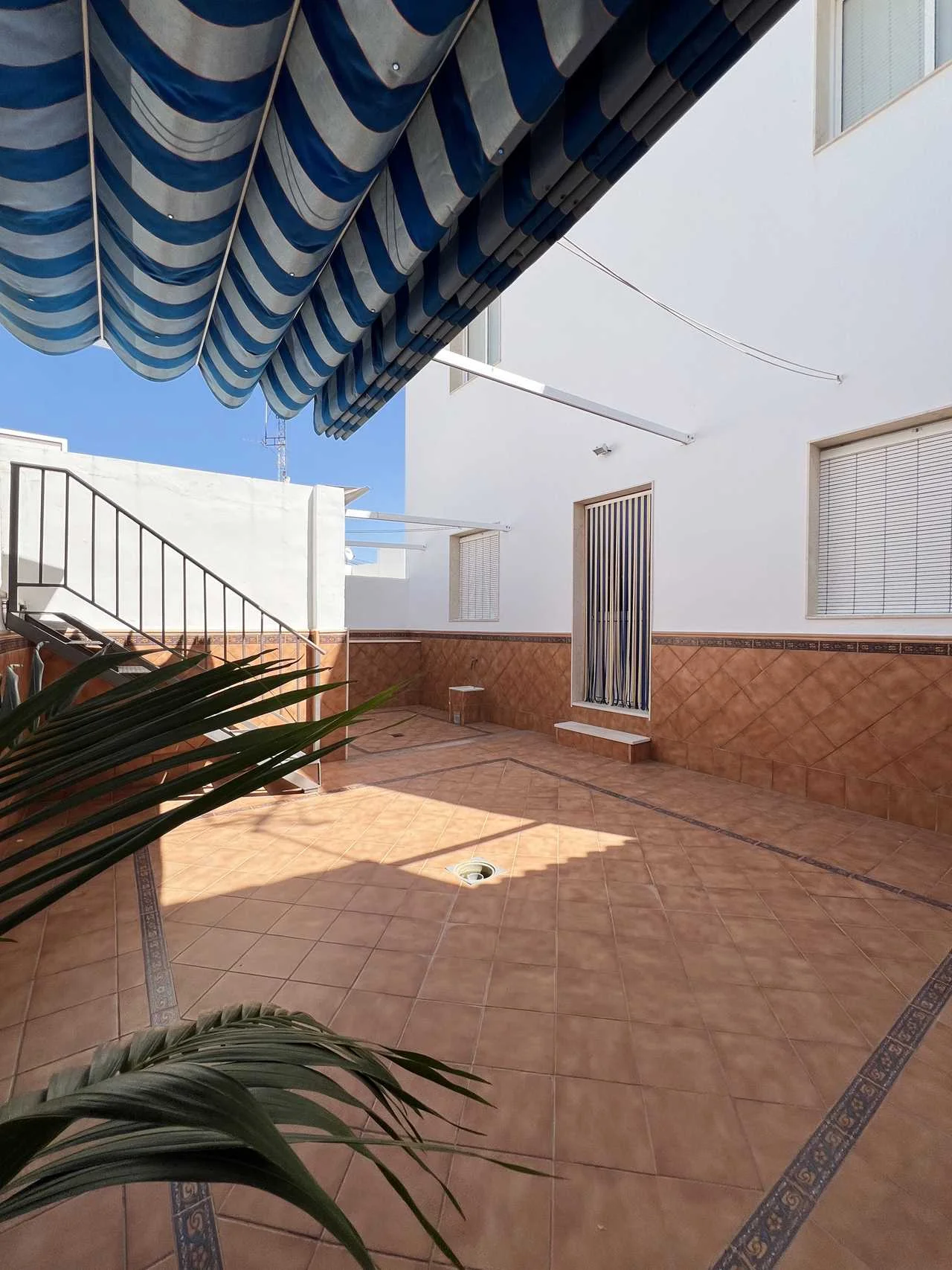 Large Estepa house with four-car garage