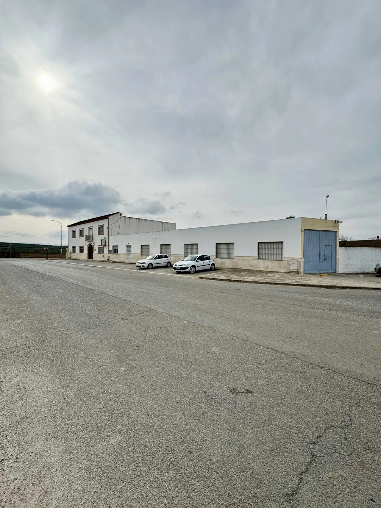 Corner industrial unit, 348 m²