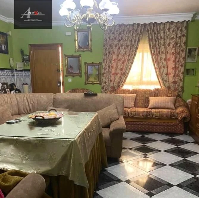 Casa adosada de cinco dormitorios con garaje sótano