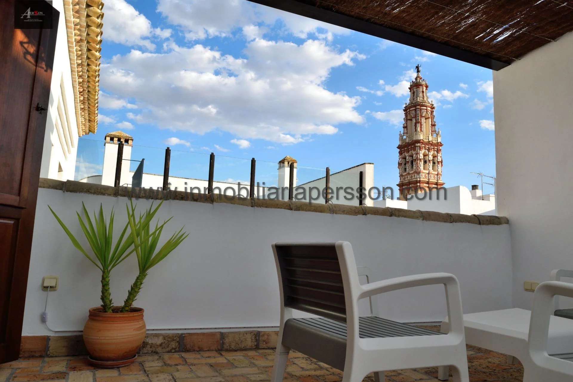 Estudio reformado céntrico con terraza privada