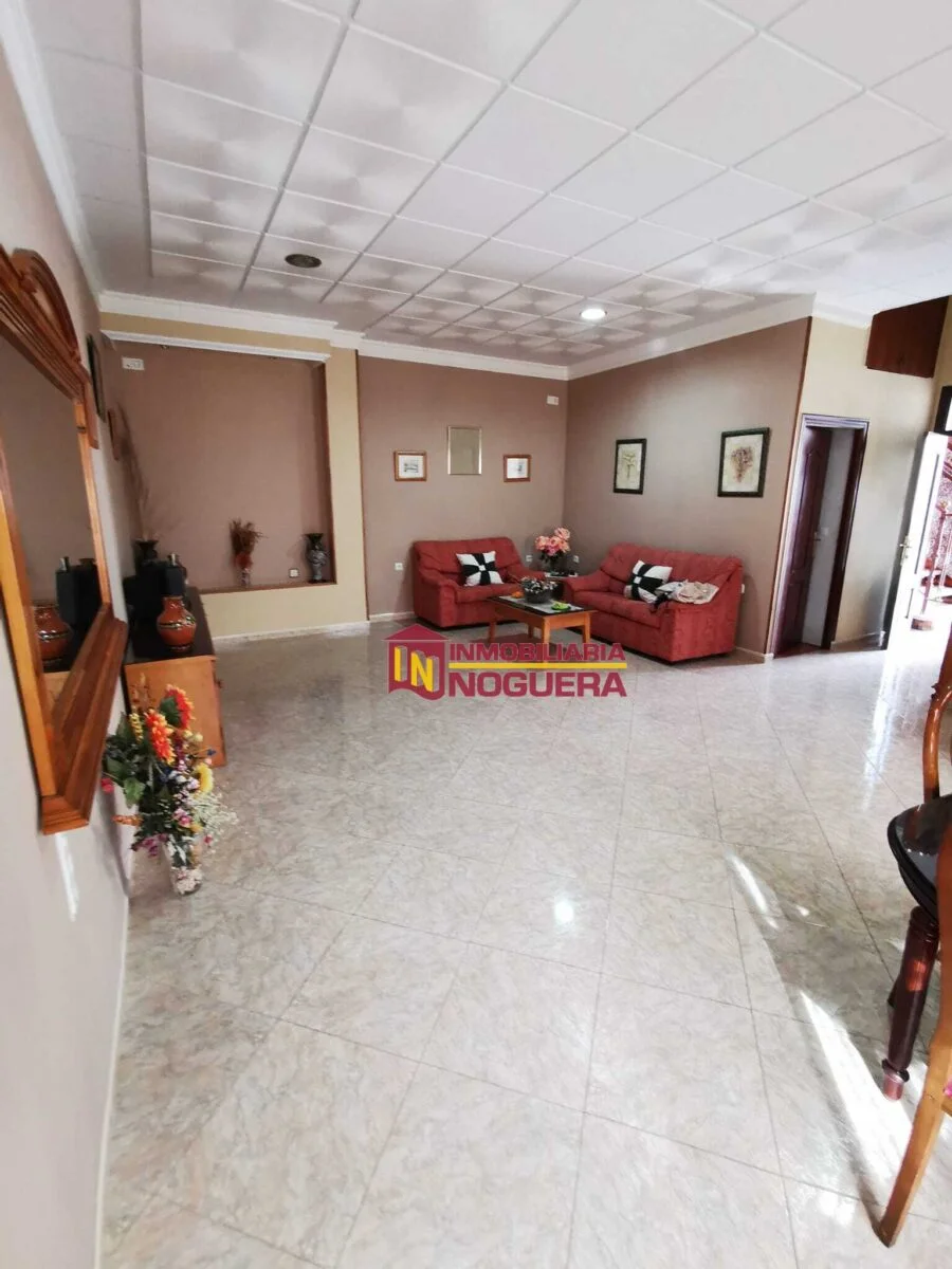 Casa reformada de esquina con cuatro dormitorios