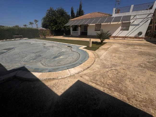 Chalet cerca de Arahal con piscina