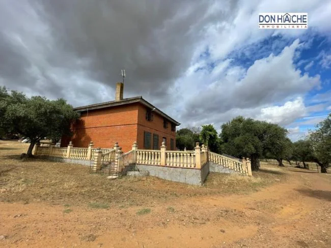 Chalet rural con olivar de 45.000 m²