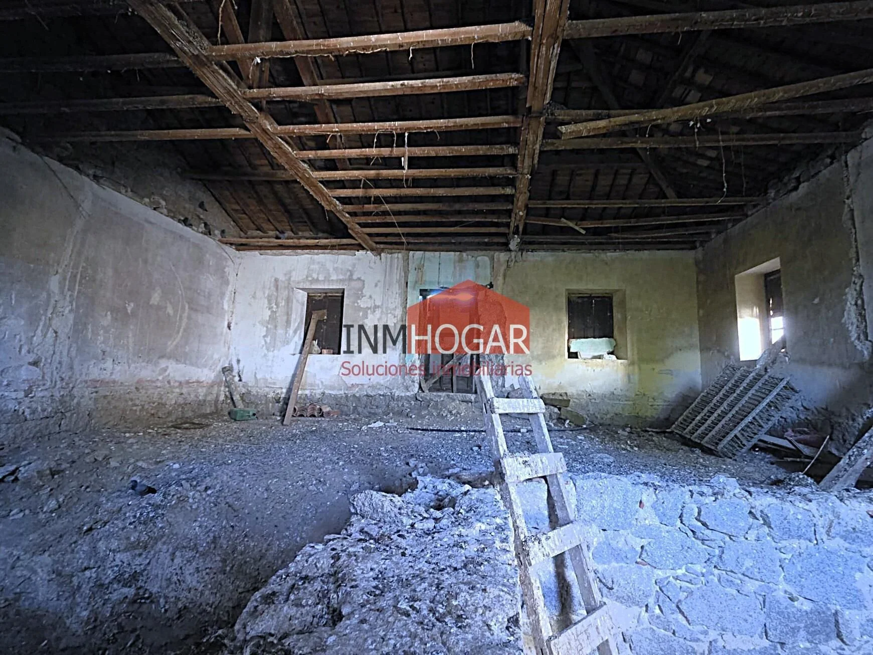Mingorría reform house with private patio