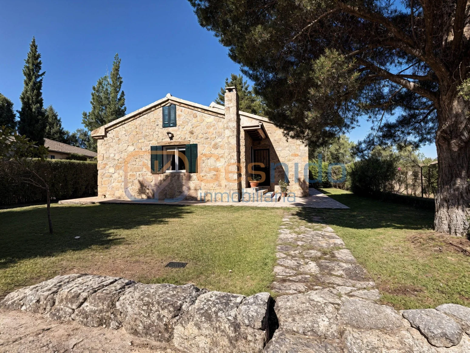 Casa de piedra con jardín privado