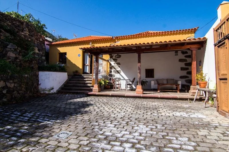 Rehabilitated Tenerife house with 4,000m² plot