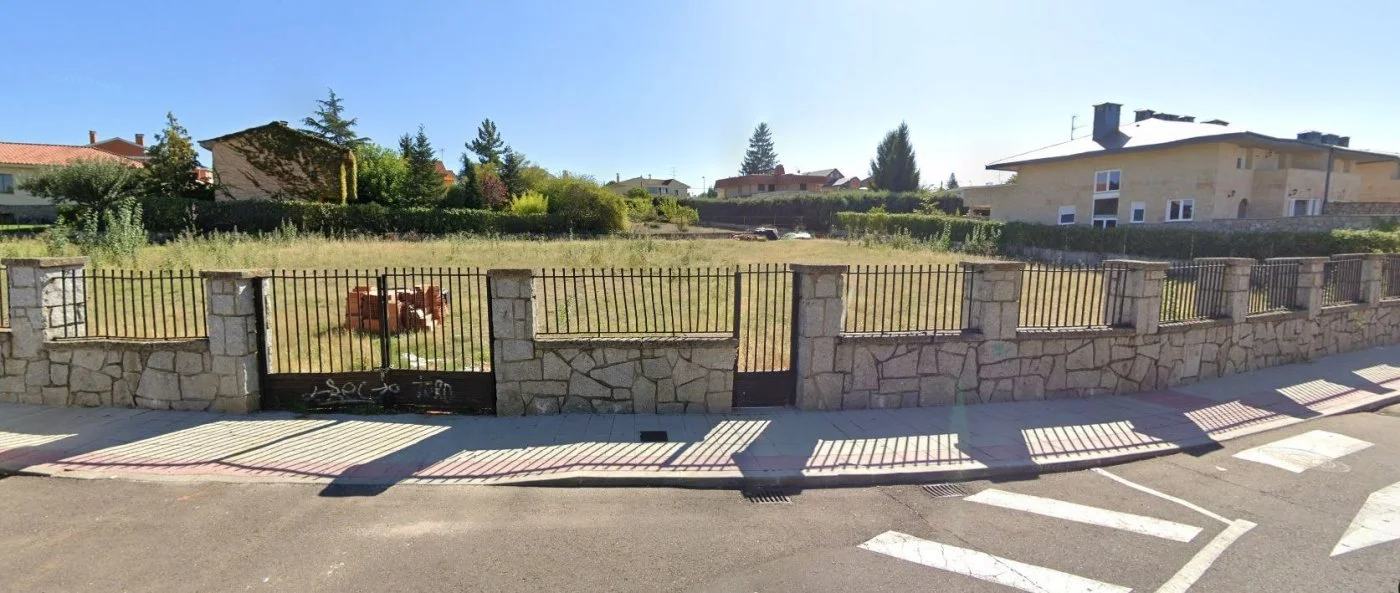 Corner plot in Valdelagua, 1,167 m²