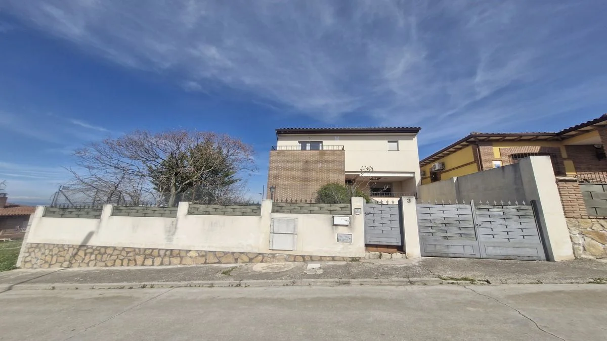 Spacious four-bedroom house in Lucillos