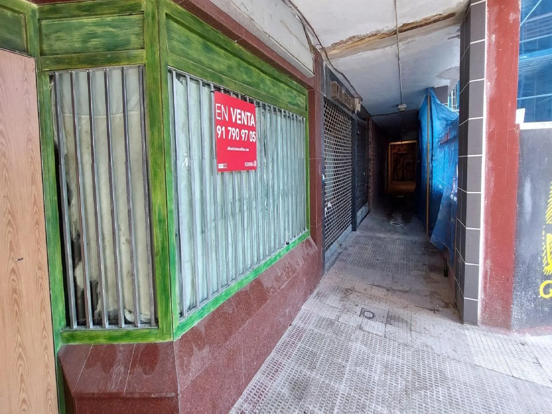 Despacho de dos locales con ubicación discrepante