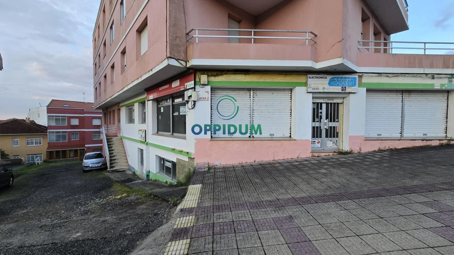 Corner commercial unit in Cariño, 140 m²