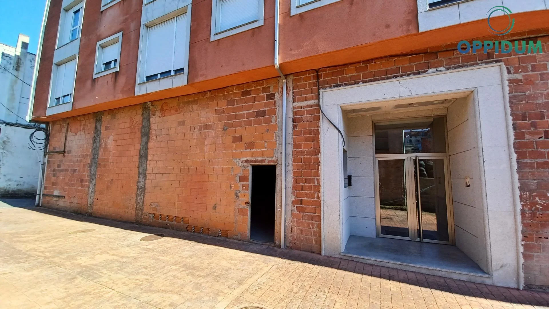Carral commercial unit with three-frontage access