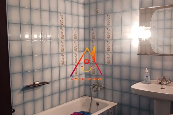 Casa esquinera de pueblo con cuatro dormitorios