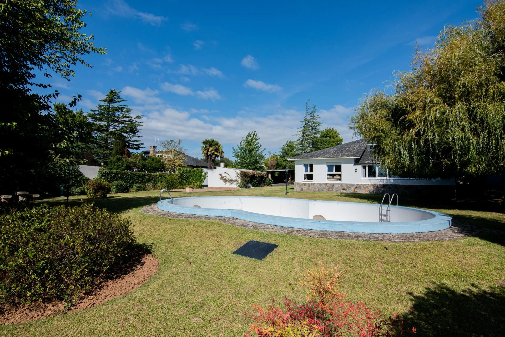Reformed chalet on expansive Oleiros plot