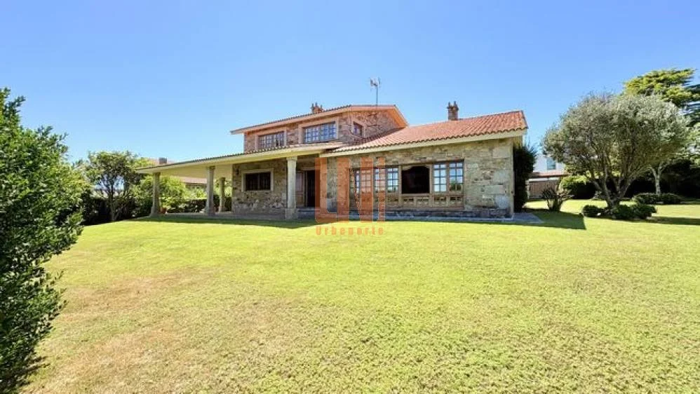 Rustic coastal house, 375 m²