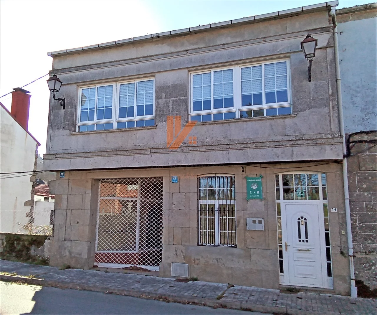 Stone commercial property, four bedrooms