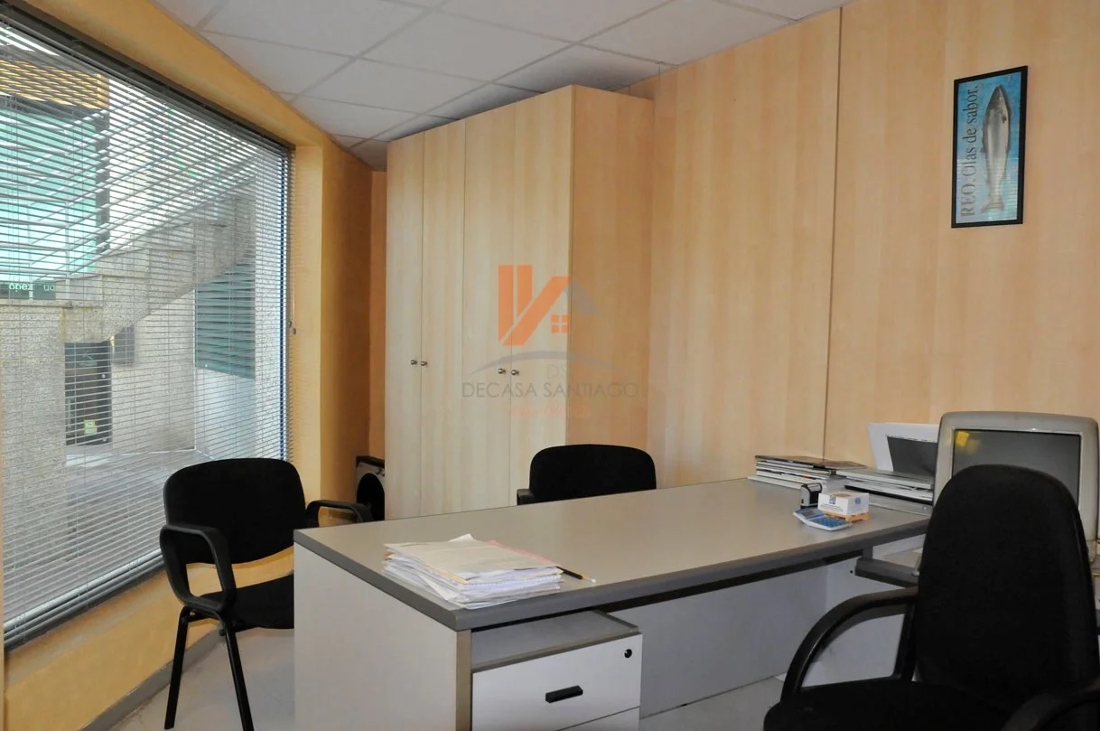 Office-ready shop in historic centre