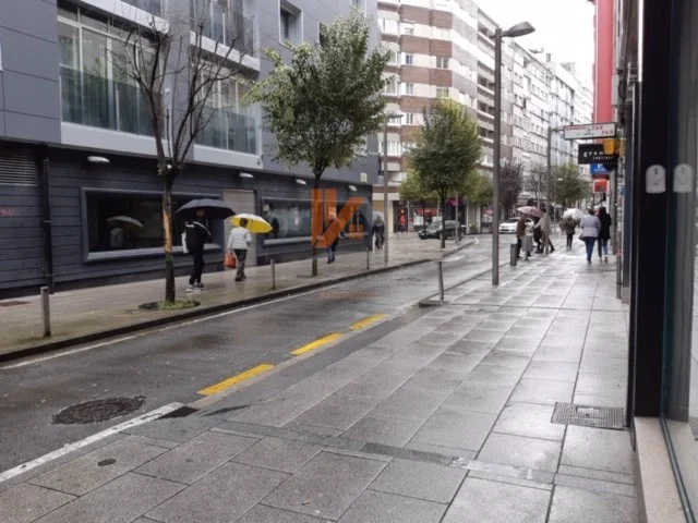 Local alquilado en Ensanche, 300 m²