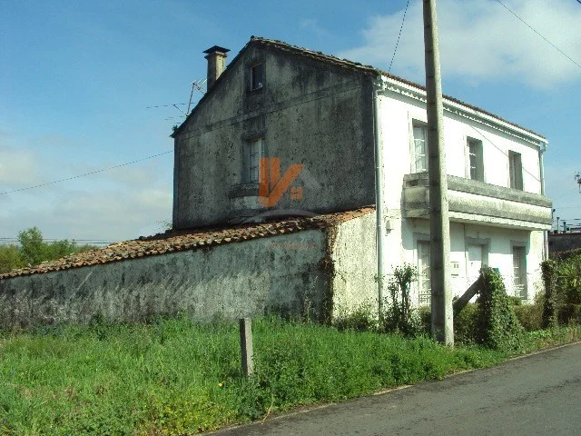 Developable land near Santiago, stone house