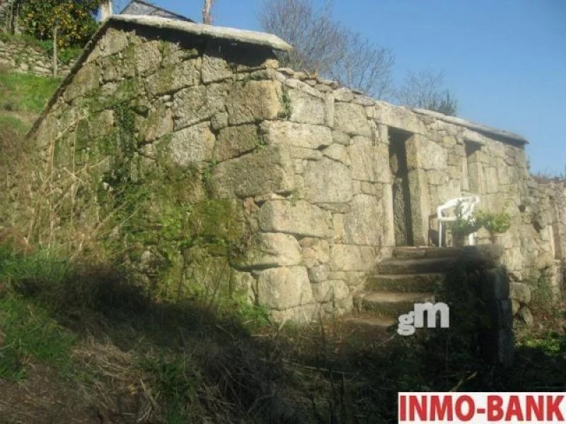 Ruinas de piedra en finca de 3.000 m²