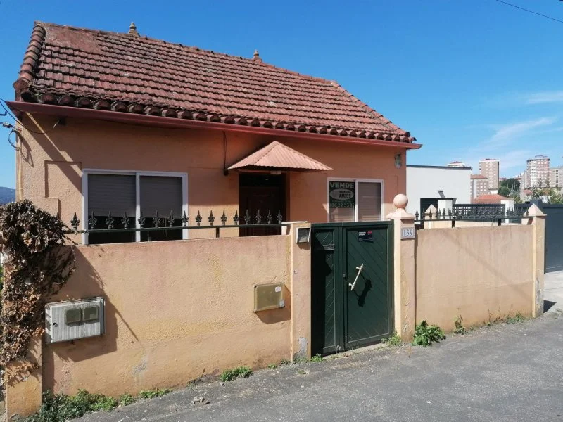 Six-bedroom house with large plot