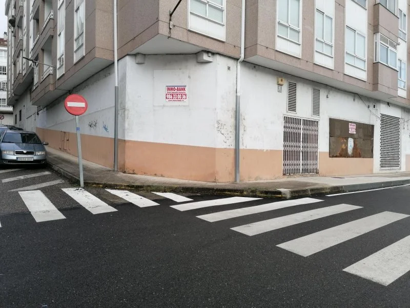 Large commercial unit with redevelopment potential
