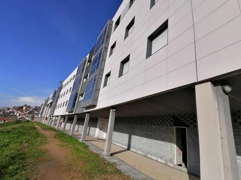 Local en bruto de 131 m² en Vigo