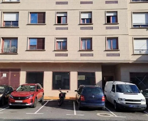 242 m² ground-floor commercial unit