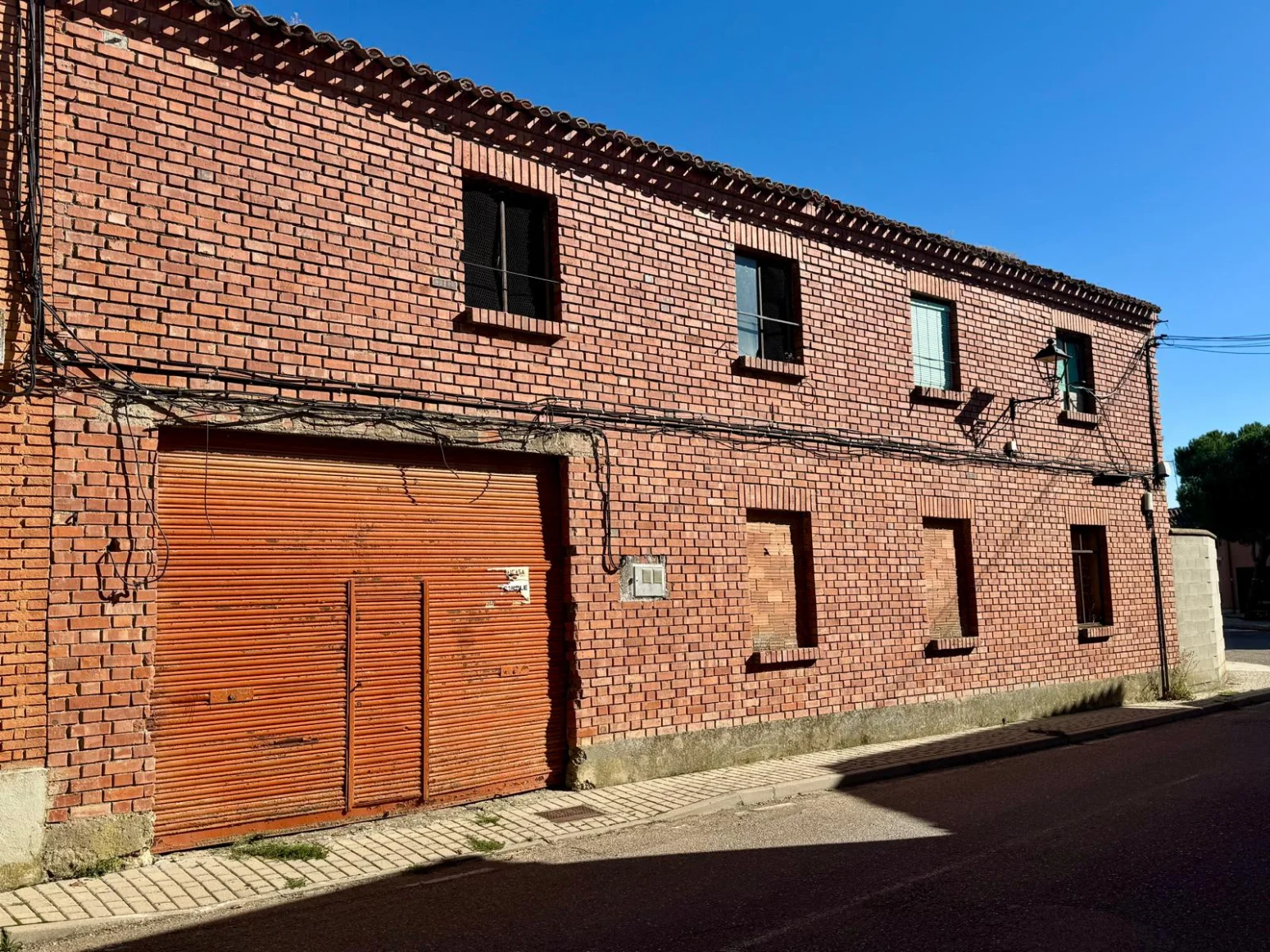 Parcela céntrica con edificio de 200 m²