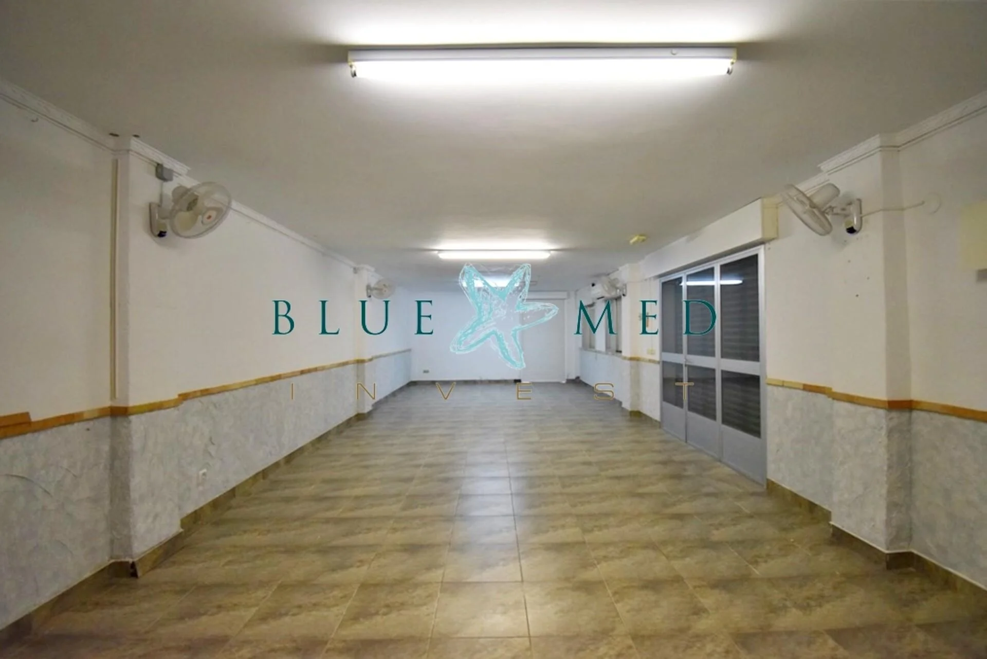 Local comercial cerca del paseo marítimo