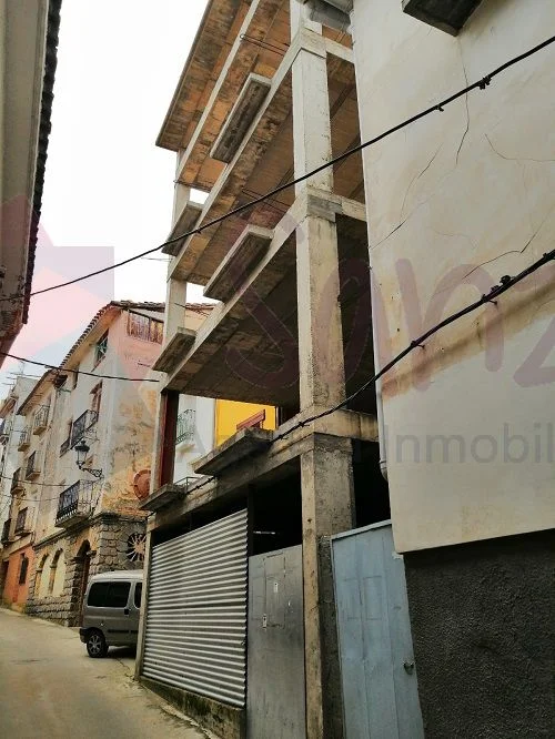 Urban plot with four-storey structure