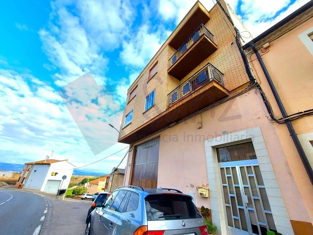 Gran casa mixta en Entrena
