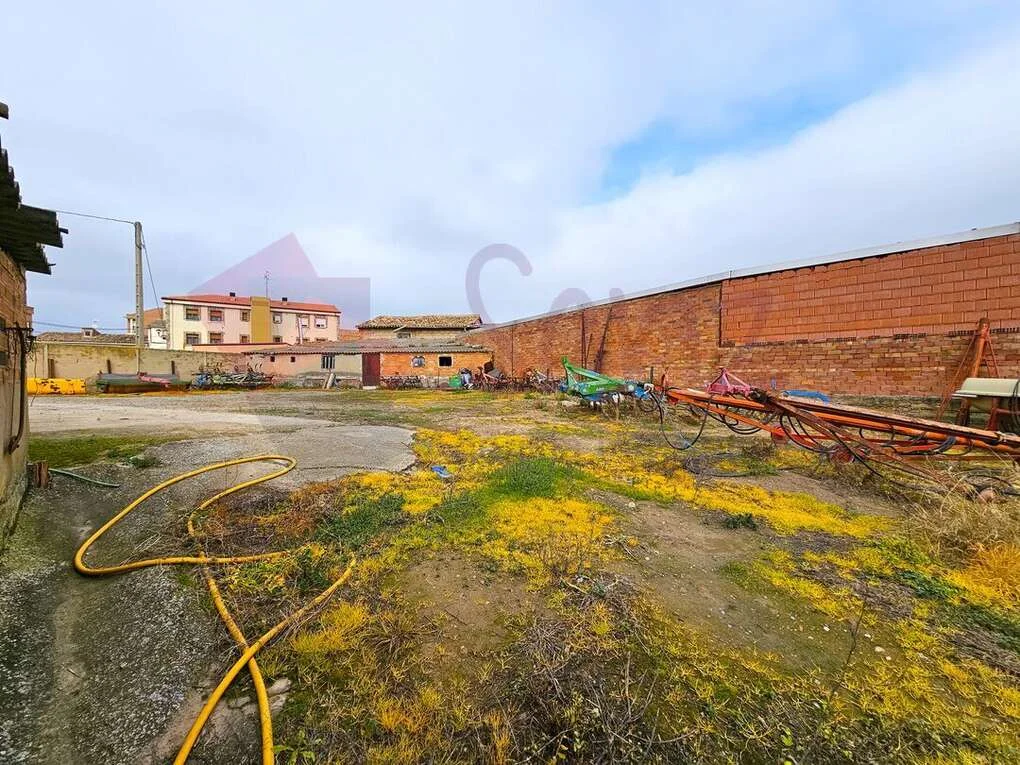 Parcela urbana en Ribafrecha con edificaciones