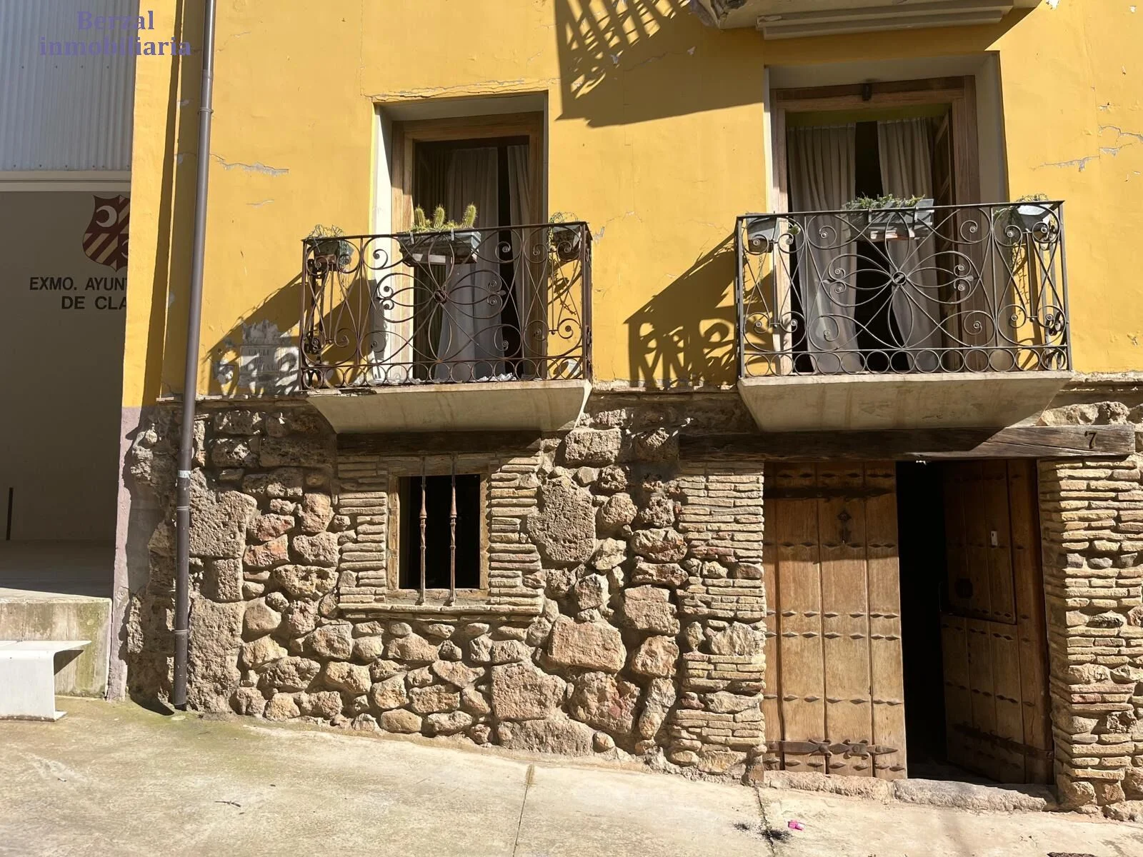 Large six-bedroom house in Clavijo