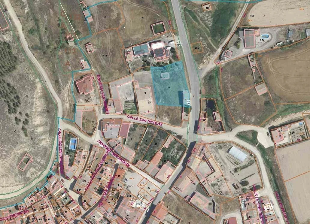 Terreno urbano con pajar de 40 m²