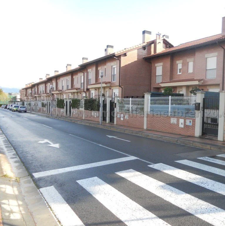 Adosado nuevo en Navarrete, cuatro dormitorios