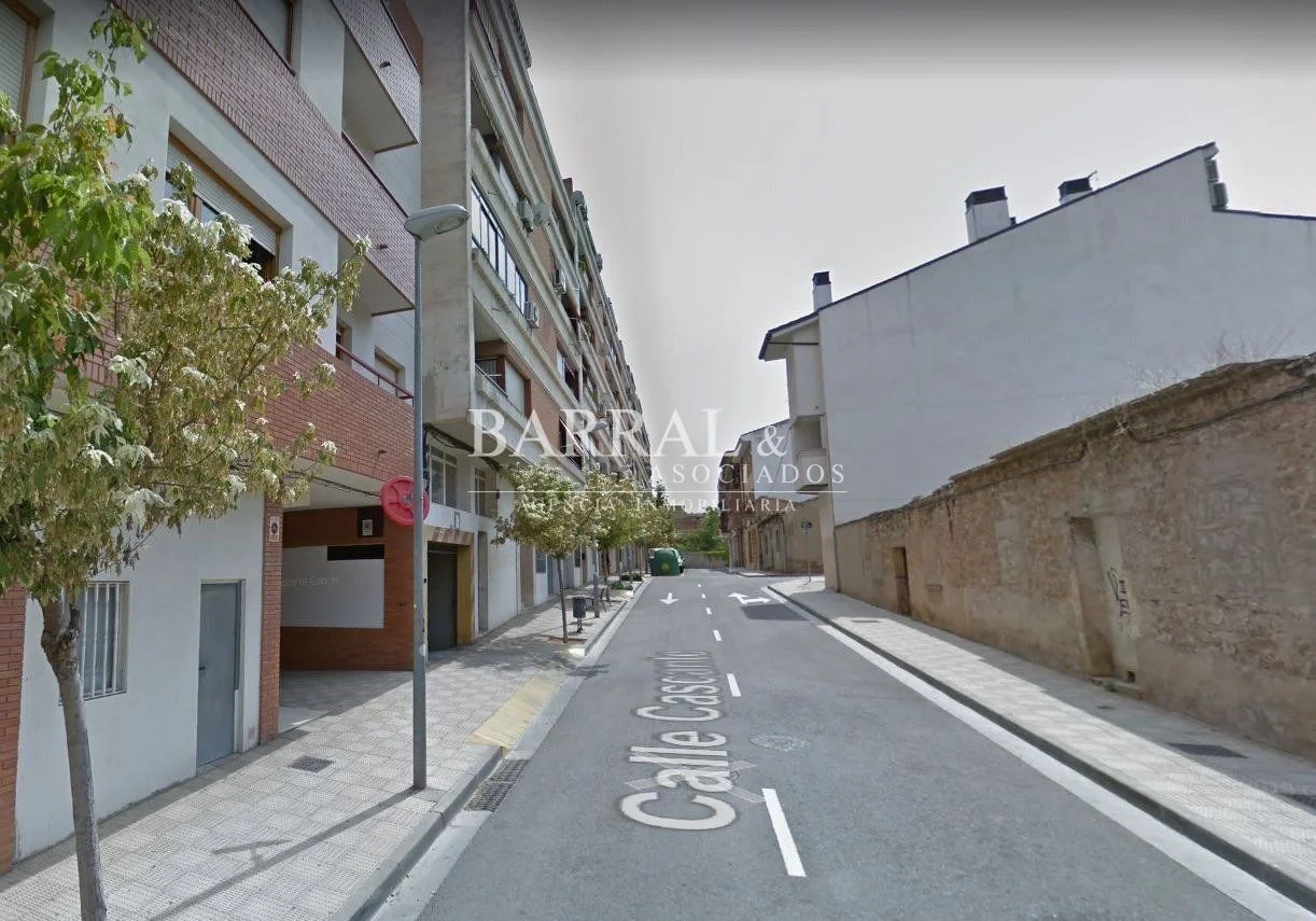 Central Tudela garage with storage room