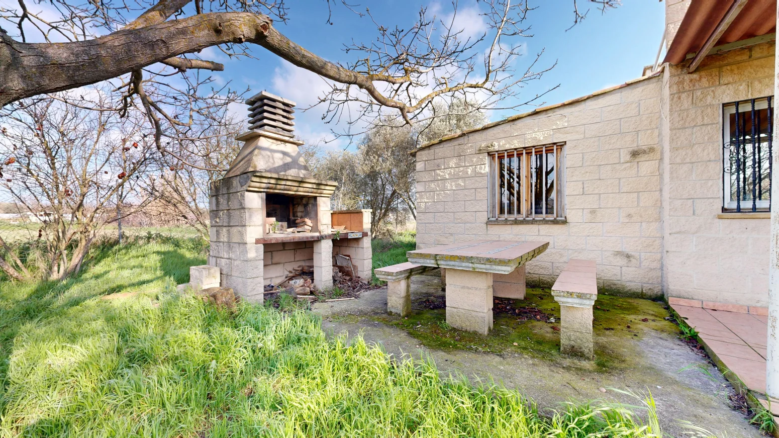 Rustic plot with 30 m² building