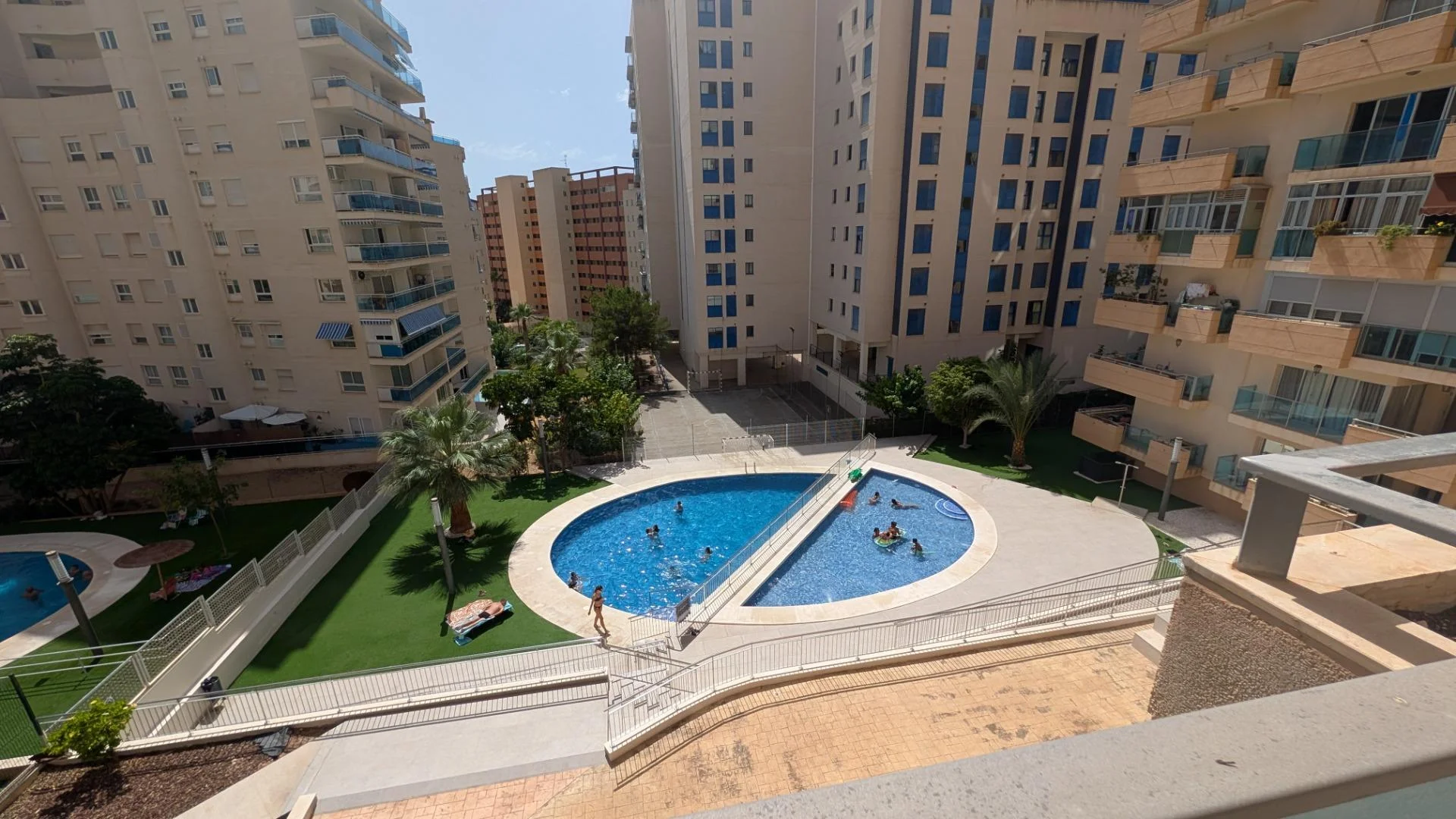 South-facing Cala Villajoyosa apartment with terrace