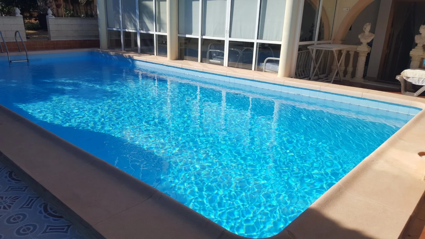 Chalet de tres viviendas en Poniente con vistas al mar