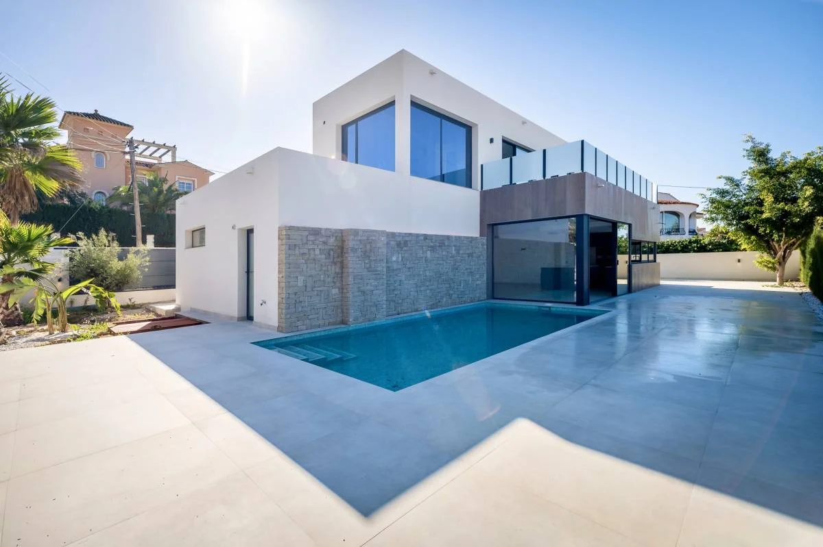 Modern Albir villa, 4-bedroom coastal investment