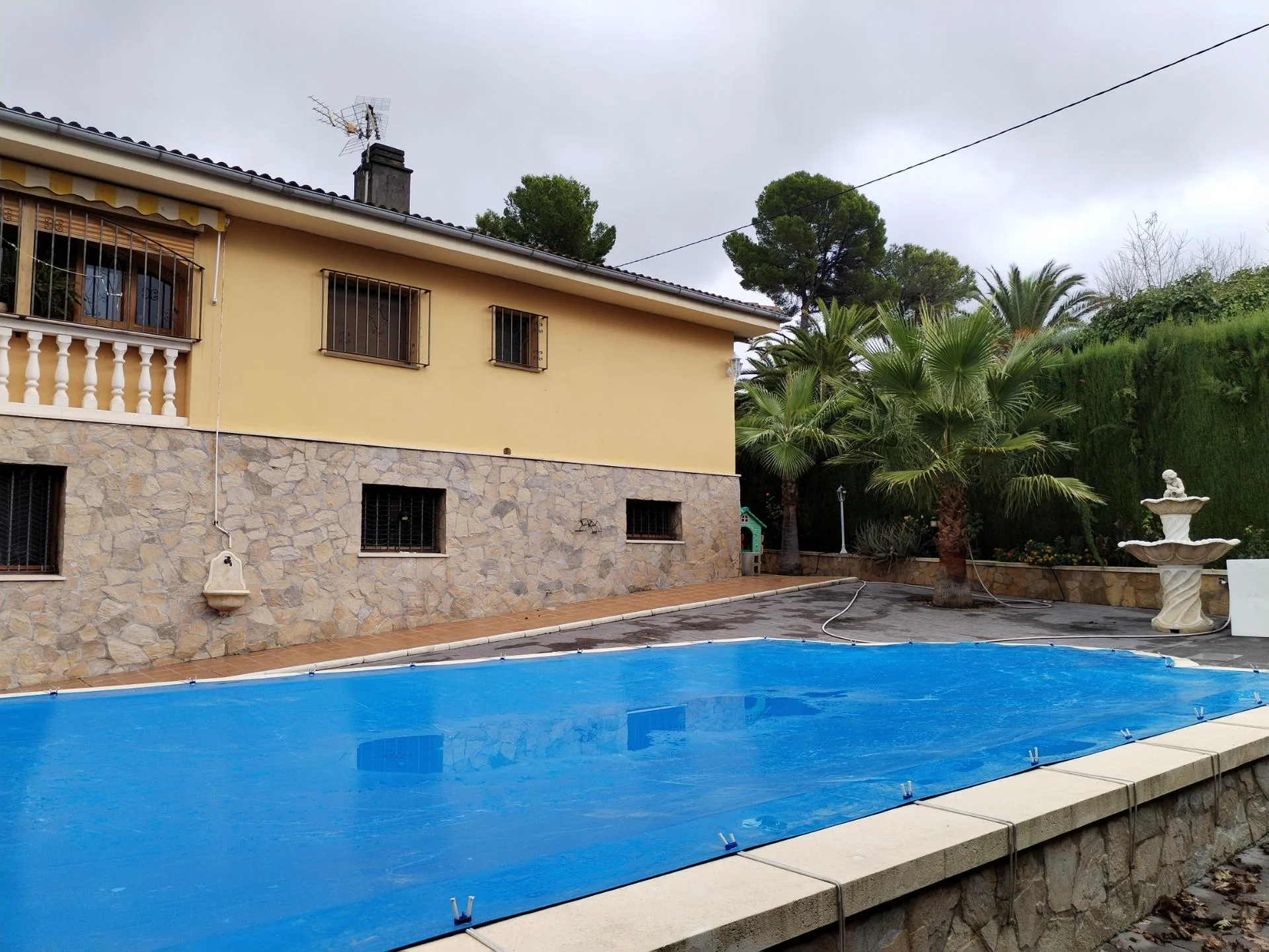 Rural chalet with private pool, acreage