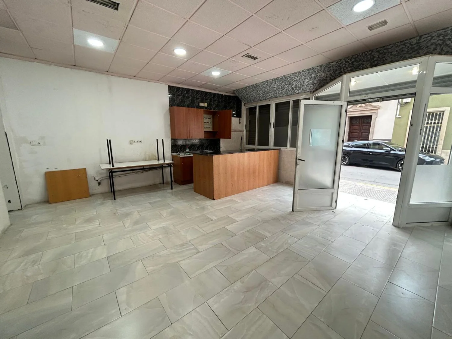 185 m² street-front unit near centre