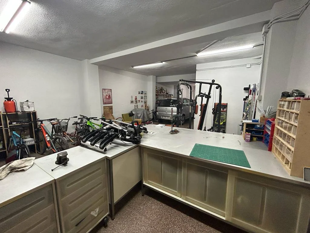 Commercial unit with garage potential