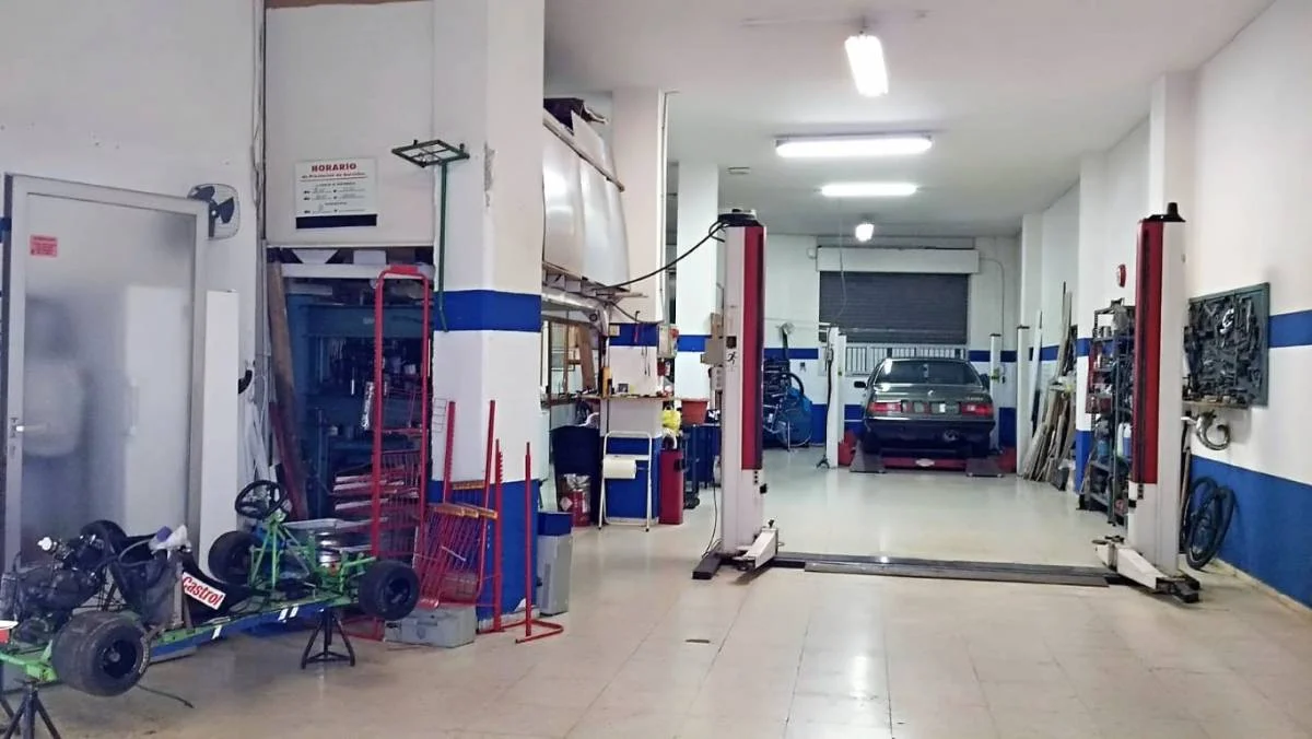Automotive workshop with 150 m²