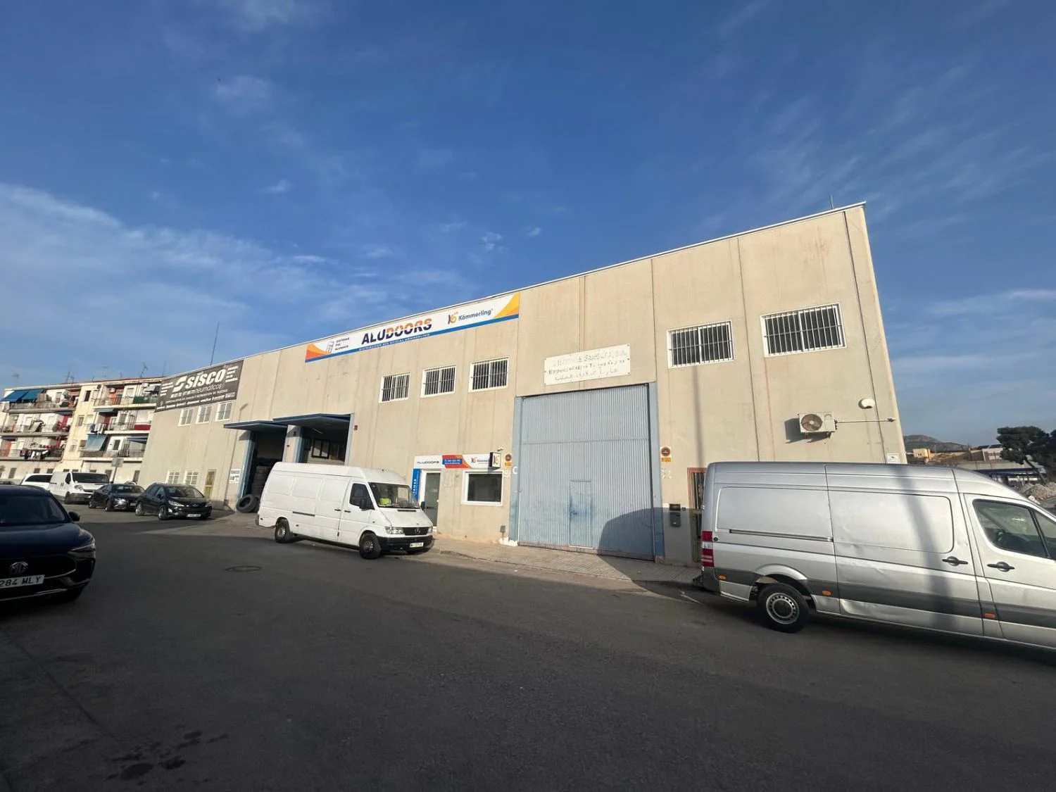 Tenanted 700 m² industrial warehouse