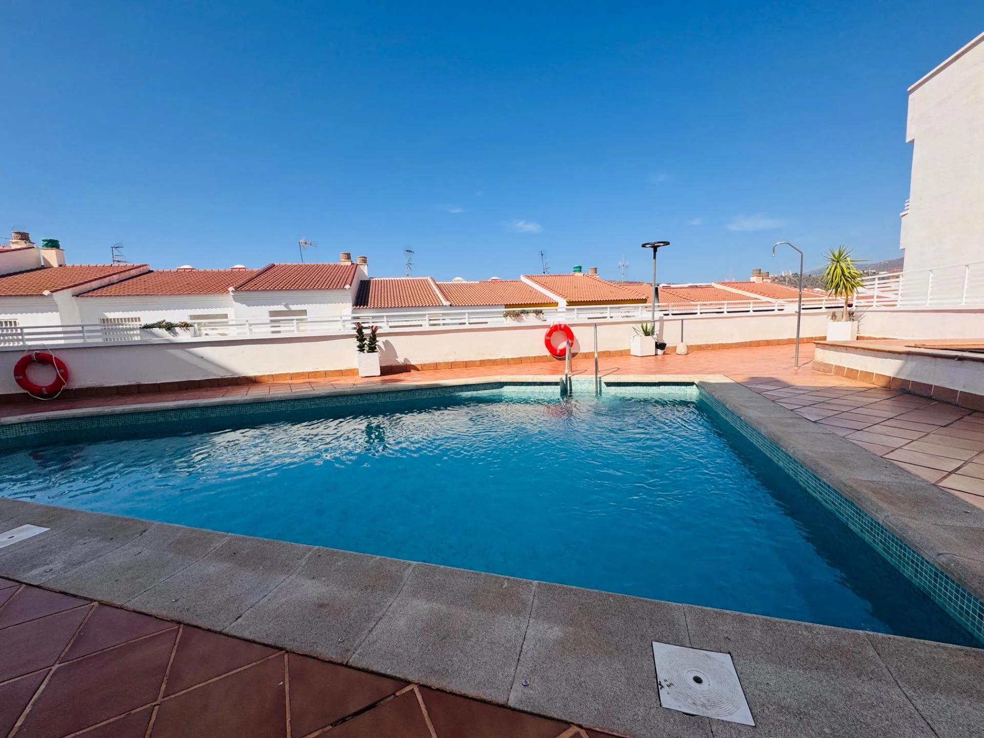 Piso costero con piscina y garaje