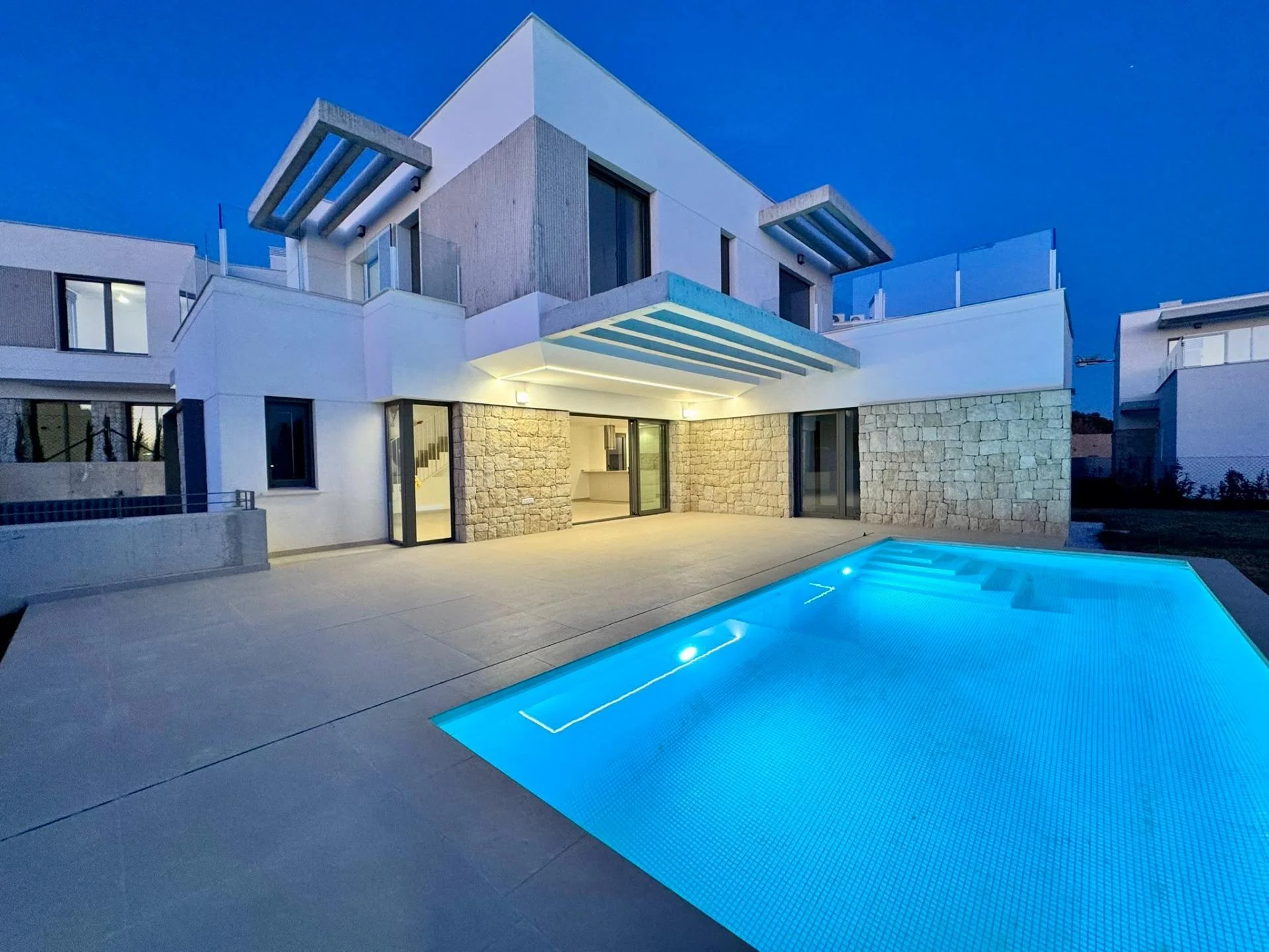 New villa in Sierra Cortina, 3 bedrooms