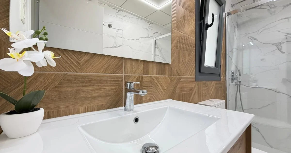 Apartamento costero moderno, 2 dormitorios y piscina