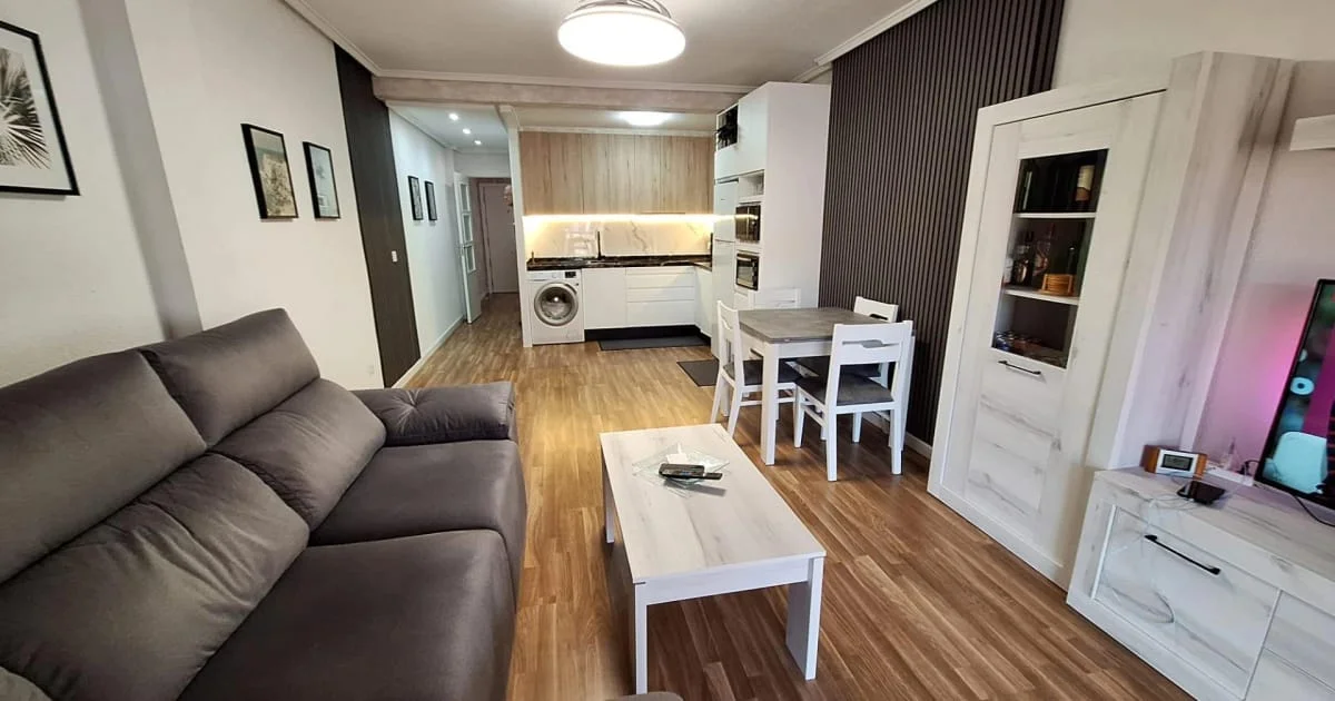 Apartamento de tres dormitorios junto a la playa