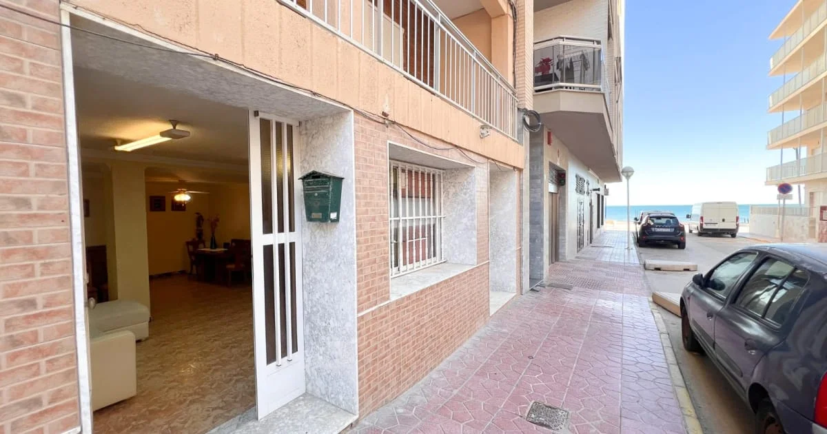 Apartamento en planta baja junto a playa, 3 dormitorios